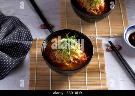 Ciotole di zuppa di spaghetti Foto Stock