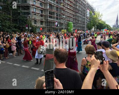 Berlino, Germania - Giugno 9, 2019: folla frequentando il Carnevale delle culture Parade (Karneval der Kulturen Umzug) - multiculturale music festival in Kreu Foto Stock