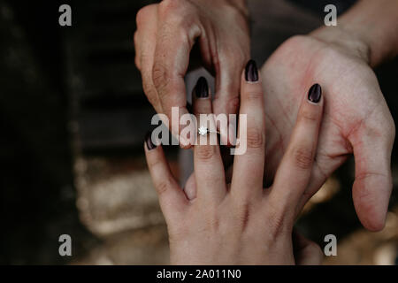 Uomo che offre l'anello di diamante di impegno Foto Stock