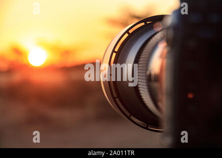 Chiudere fino a una lente della telecamera, la luce del tramonto, Namibia Foto Stock