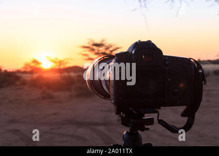 La fotocamera sul cavalletto, la luce del tramonto, Namibia Foto Stock