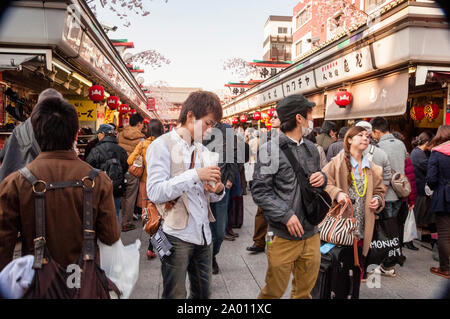 Via dello shopping chiamata Nakamise al Tempio Asakusa Kannon a Tokyo, Giappone. Foto Stock