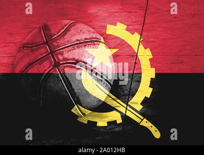 Bandiera dell'Angola e una palla da basket. Foto Stock