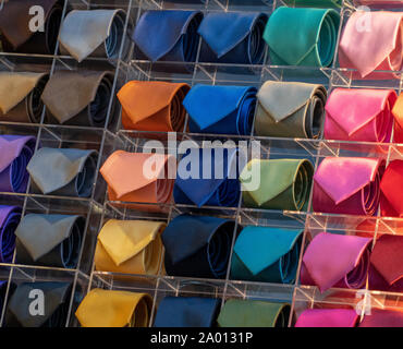 Diversi colori cravatta di seta sul display stand Foto Stock