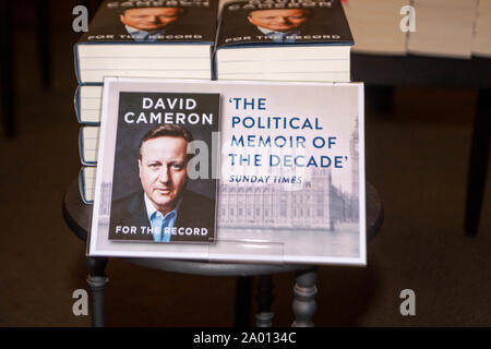 Brentwood Essex REGNO UNITO. Xix Sep, 2019. David Cameron i ricordi pubblicato oggi, display in Waterstones Brentwood Essex. Fotografia dell'autorizzazione concessa dall'azienda. Credito: Ian Davidson/Alamy Live News Foto Stock