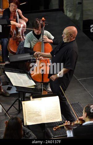 Brno, Repubblica Ceca. Xix Sep, 2019. Conduttore americano Dennis Russel Davies conduce la Filarmonica di Brno durante una prova prima di una serata concerto di apertura della stagione, a Brno, in Repubblica Ceca, il 19 settembre 2019. Credito: Vaclav Salek/CTK foto/Alamy Live News Foto Stock