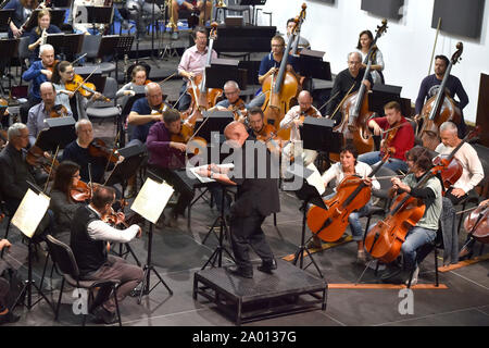 Brno, Repubblica Ceca. Xix Sep, 2019. Conduttore americano Dennis Russel Davies conduce la Filarmonica di Brno durante una prova prima di una serata concerto di apertura della stagione, a Brno, in Repubblica Ceca, il 19 settembre 2019. Credito: Vaclav Salek/CTK foto/Alamy Live News Foto Stock