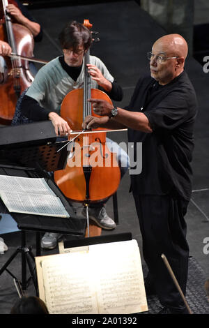 Brno, Repubblica Ceca. Xix Sep, 2019. Conduttore americano Dennis Russel Davies conduce la Filarmonica di Brno durante una prova prima di una serata concerto di apertura della stagione, a Brno, in Repubblica Ceca, il 19 settembre 2019. Credito: Vaclav Salek/CTK foto/Alamy Live News Foto Stock