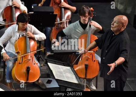 Brno, Repubblica Ceca. Xix Sep, 2019. Conduttore americano Dennis Russel Davies conduce la Filarmonica di Brno durante una prova prima di una serata concerto di apertura della stagione, a Brno, in Repubblica Ceca, il 19 settembre 2019. Credito: Vaclav Salek/CTK foto/Alamy Live News Foto Stock