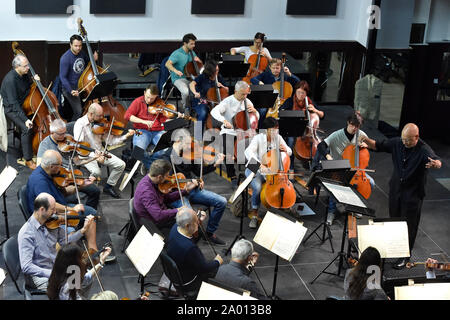 Brno, Repubblica Ceca. Xix Sep, 2019. Conduttore americano Dennis Russel Davies conduce la Filarmonica di Brno durante una prova prima di una serata concerto di apertura della stagione, a Brno, in Repubblica Ceca, il 19 settembre 2019. Credito: Vaclav Salek/CTK foto/Alamy Live News Foto Stock