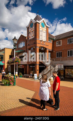 Regno Unito, Yorkshire, Sheffield, Orchard Square Shopping Centre, gli acquirenti nella luce del sole Foto Stock