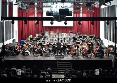 Brno, Repubblica Ceca. Xix Sep, 2019. Conduttore americano Dennis Russel Davies conduce la Filarmonica di Brno durante una prova prima di una serata concerto di apertura della stagione, a Brno, in Repubblica Ceca, il 19 settembre 2019. Credito: Vaclav Salek/CTK foto/Alamy Live News Foto Stock