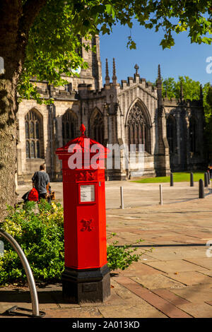 Regno Unito, nello Yorkshire, Sheffield, Church Street, Cattedrale Chiesa di San Pietro e di San Paolo, esterno con replica Penfold Vittoriano esagonale casella postale Foto Stock