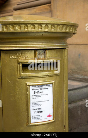 Regno Unito, Yorkshire, Sheffield, Divisione Street, casella postale oro verniciato per celebrare Jessica Ennis' 2012 vittoria olimpica Foto Stock