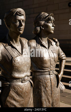 Regno Unito, Yorkshire, Sheffield, Barker's Pool, donne di acciaio, Memoriale di guerra 2016 scultura di Martin Jennings, celebrando le donne che lavorano in tempo di guerra industr Foto Stock