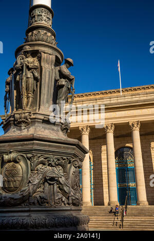 Regno Unito, Yorkshire, Sheffield, Barker's Pool, War Memorial pennone al di fuori del Municipio Foto Stock