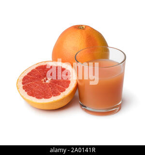 Intero e fresco dimezzata succosa pompelmo rosso e un bicchiere di succo di frutta isolato su sfondo bianco Foto Stock