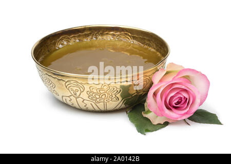Il savon noir, il sapone nero, con estratto di rose fresche e rosa rosa isolato su sfondo bianco Foto Stock