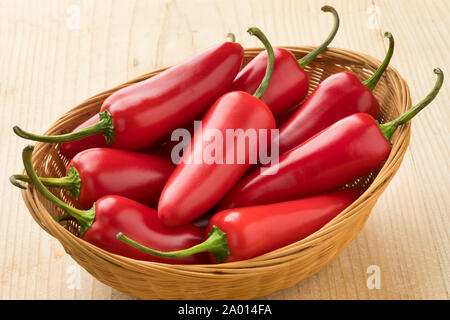 Cestino con il rosso fresco peperoncini jalapeno Foto Stock