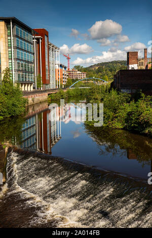 Regno Unito, nello Yorkshire, Sheffield, Riverside edifici accanto al Fiume Don weir, dalla signora Del Ponte Foto Stock
