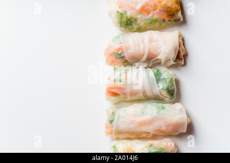 Vegetariano involtini primavera con tofu marinato, carote e daikon e coriandolo su sfondo bianco con spazio di copia Foto Stock