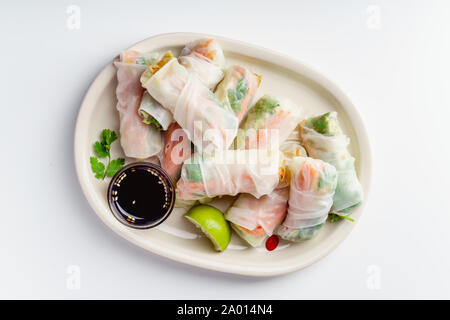 Vegetariano involtini primavera con tofu marinato, carote e daikon e coriandolo su sfondo bianco con spazio di copia Foto Stock