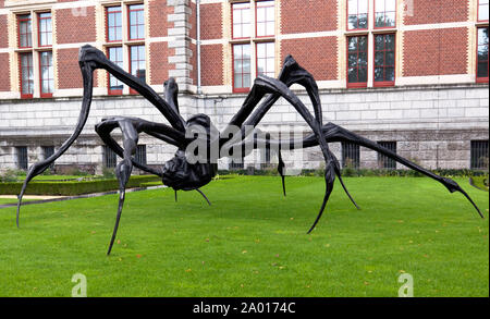 Close-up di Louise Bourgeois la gigantesca scultura di un ragno accovacciato in giardini presso la parte anteriore del Rijksmuseum Amsterdam Foto Stock