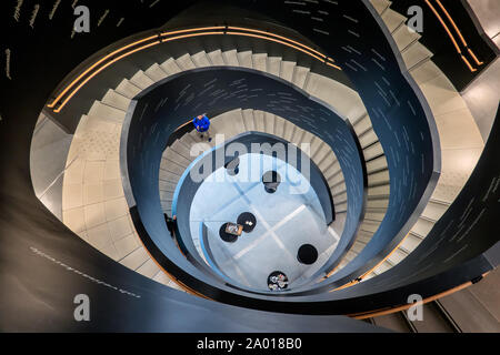 Scale a spirale nella biblioteca pubblica di Helsinki, la capitale della Finlandia Foto Stock