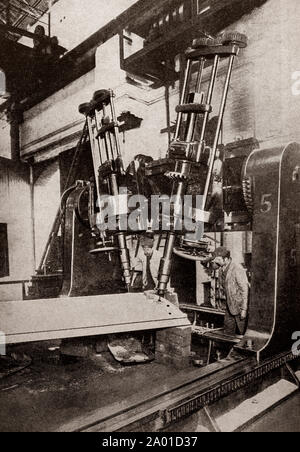 Il più recente di ingegneria e tecnologia dal 1930: enorme trapani usati per forare la blindatura, diversi centimetri di spessore ed estremamente duro che è usato in battaglia navale di costruzione. Foto Stock