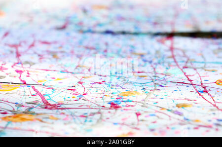 Più colorate di pittura di azione. La vernice opener in gocce e linee tutte su una tela bianca su sfondo. schizzato vernice pattern. Foto Stock