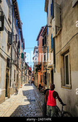 Rovigno, Istria, Croazia - Persone nella Città Vecchia vicoli del porto della città di Rovigno. Rovigno, Istrien, Kroatien - Menschen in den Altstadtgassen der Hafe Foto Stock