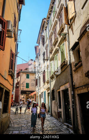 Rovigno, Istria, Croazia - Persone nella Città Vecchia vicoli del porto della città di Rovigno. Rovigno, Istrien, Kroatien - Menschen in den Altstadtgassen der Hafe Foto Stock