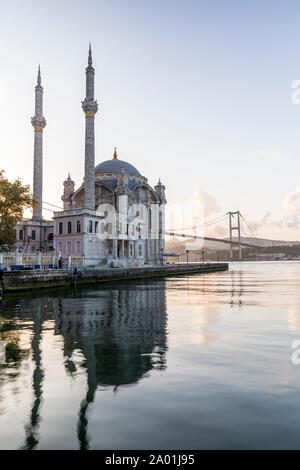 Ortaköy Buyuk Mecidiye moschea, Istanbul Turchia Foto Stock