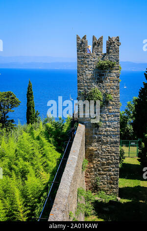 Pirano, Istria, Slovenia - i turisti di visitare le storiche mura della città portuale sul Mar Mediterraneo. Pirano, Istrien, Slowenien - Touristen essere Foto Stock