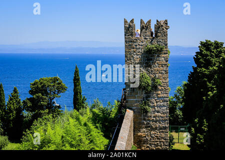 Pirano, Istria, Slovenia - i turisti di visitare le storiche mura della città portuale sul Mar Mediterraneo. Pirano, Istrien, Slowenien - Touristen essere Foto Stock