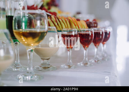 Tabella di festa con il freddo esotico bevande alcoliche, cocktail e frutta. Celebrazione o altro evento Foto Stock