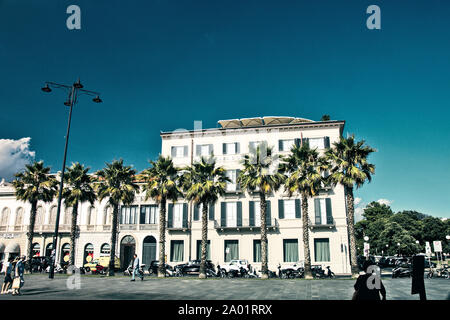 Hotel con palme in estate Foto Stock