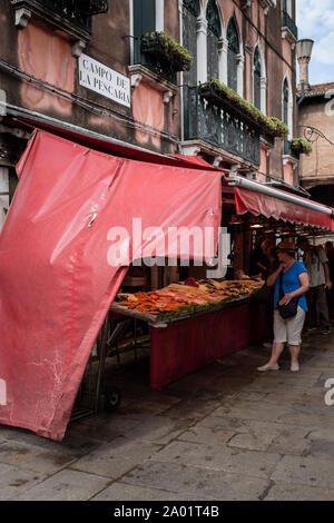 Il mercato del pesce a Venezia Italia Foto Stock