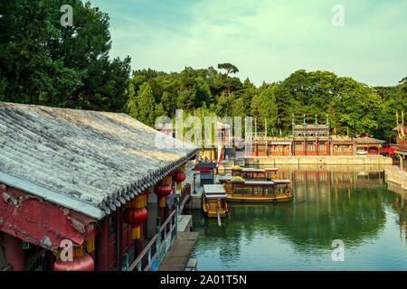 Suzhou Market Street in palazzo d'Estate a Pechino, Cina. Lungo il lago di schiena, il design di strada imita lo stile antico di negozi nella città di Suzhou. Foto Stock