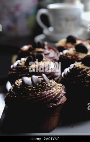 Dark Chocolate muffin guarnita con glassa di cioccolato, close up Foto Stock