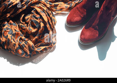 Le donne luce accessori sciarpa leopard chelsea stampa stivali. Vista dall'alto uno spazio di copia Foto Stock