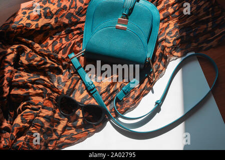 Le donne luce accessori sciarpa leopard stampa occhiali nero borsa. Spazio di copia Foto Stock