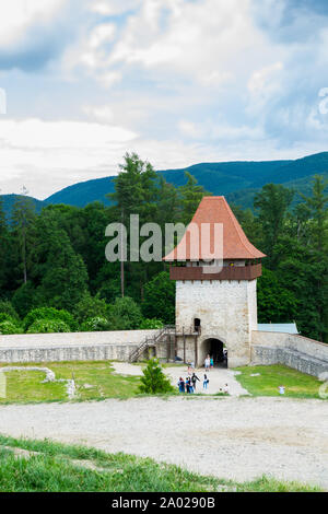 Rasnov, Brasov, Romania - 15 Giugno 2019: La Fortezza Rasnov torre d'ingresso. Foto Stock