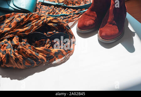 Le donne luce accessori sciarpa leopard chelsea stampa stivali in borsa. Foto Stock