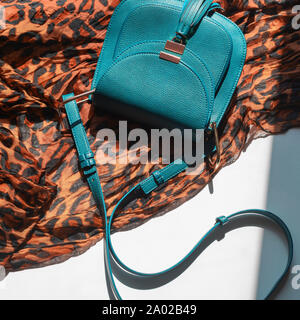 Le donne luce accessori sciarpa stampa leopard borsa nera. Square Foto Stock