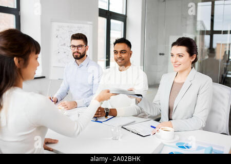 Reclutatori avente il colloquio di lavoro con il dipendente Foto Stock