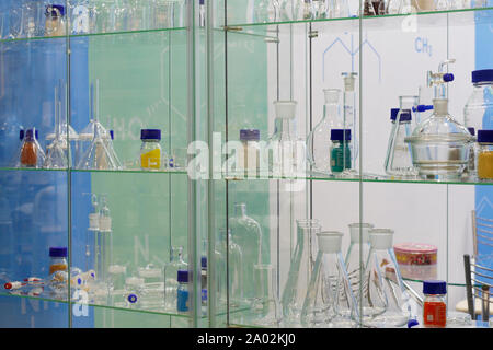 Laboratorio chimico. Palloni e piatti con soluzioni pronte per le attività di ricerca. Laboratorio provette e matracci. Foto Stock