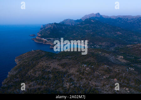 Porto di Soller al tramonto, Mallorca. Drone bella vista da sopra. Foto Stock