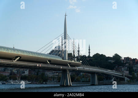 Il Metro Subway sul Golden Horn è distruggere il paesaggio della citta'. La Moschea di Suleymaniye e la stazione della metropolitana è visibile anche con la città. Foto Stock