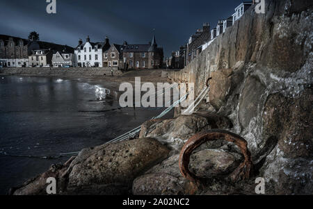 Porto di Stonehaven in Scozia, Regno Unito, in una soleggiata mattina invernale con le nuvole scure che si radunano Foto Stock